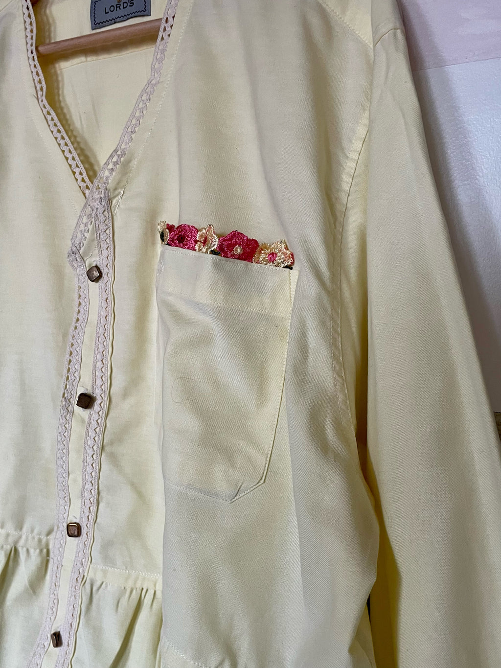 LA DISCRÈTE  jaune clair