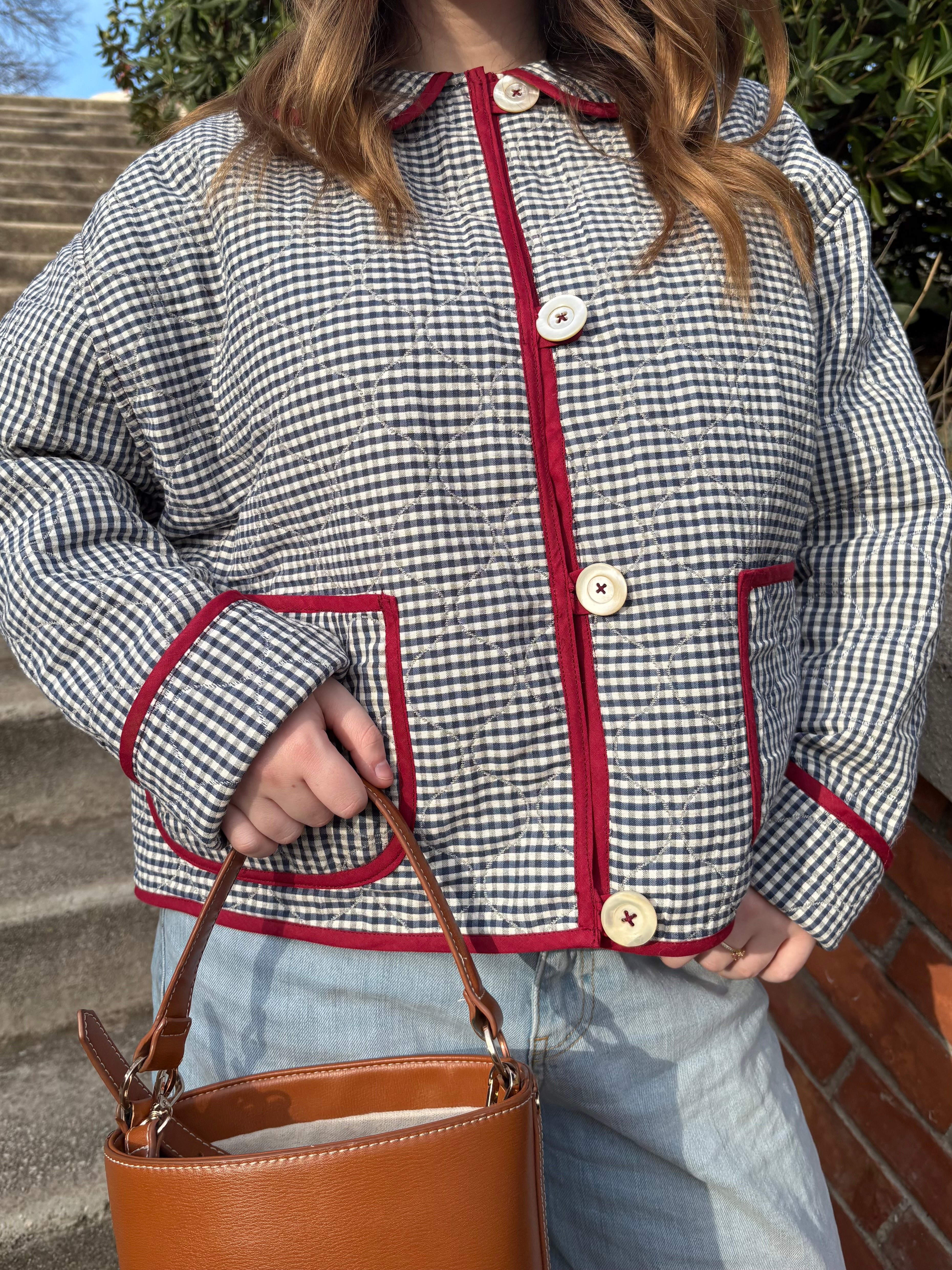 L’AUDACIEUSE veste molletonnée en vichy et biais rouge - cousue main - sur mesure - Méla de Mars